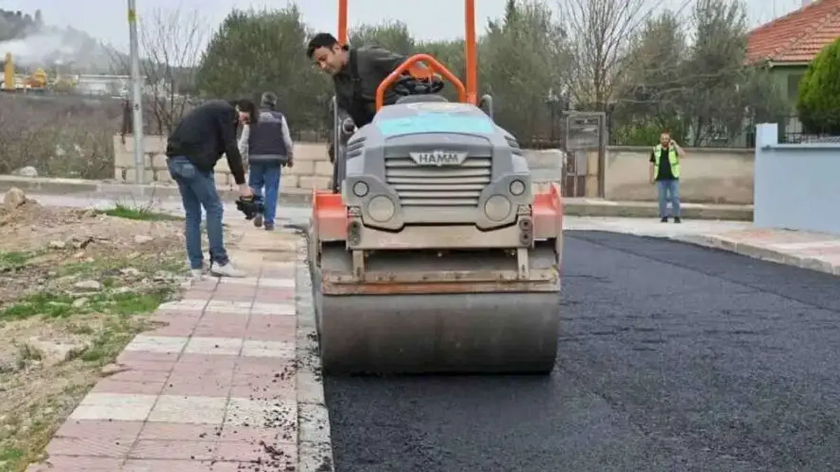Manisa'da Turgut Özal Mahallesi’nin yollarını yeniliyor