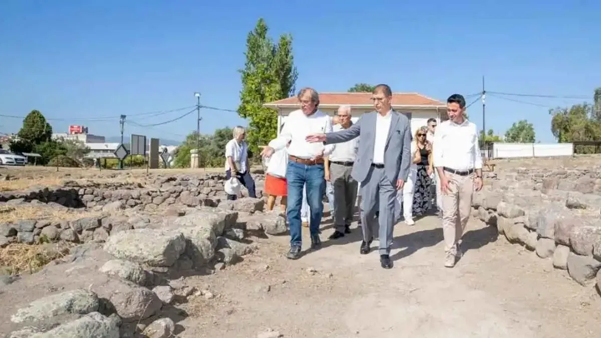 Başkan Tugay Smyrna kazılarını inceledi
