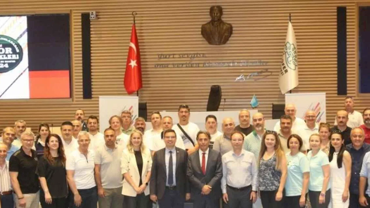 Spor Şenlikleri’nde görev alanlara teşekkür plaketi