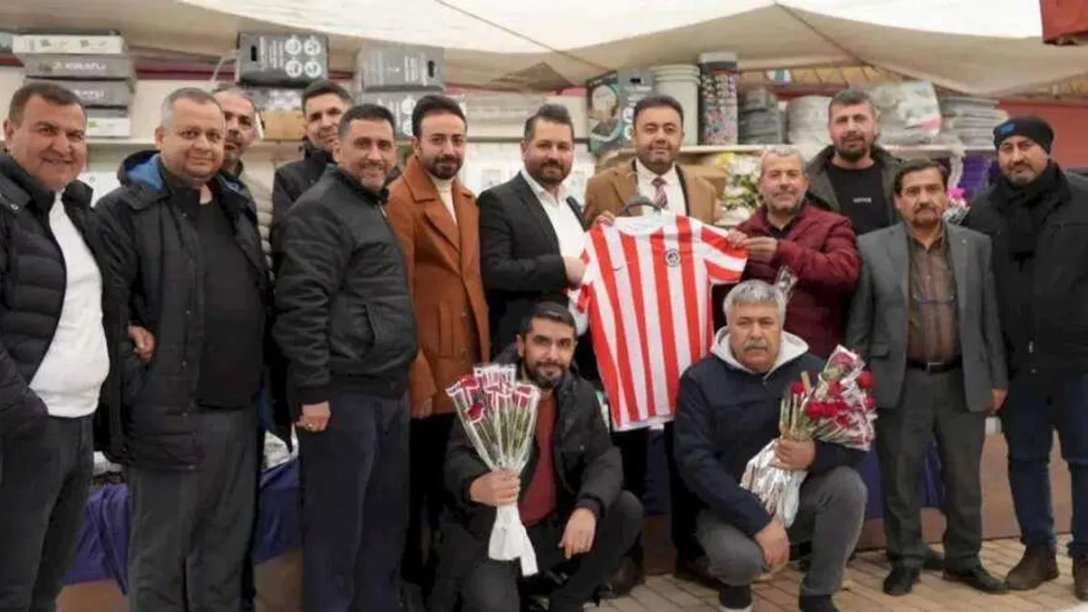 Başkan adayı Mustafa Çiçek'ten sosyete pazarı esnafına ziyaret