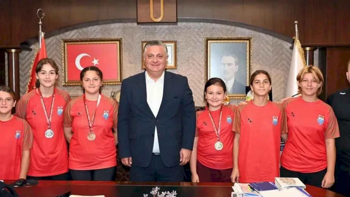 Yalovalı başarılı güreşçilerden Başkan Gürel'e ziyaret
