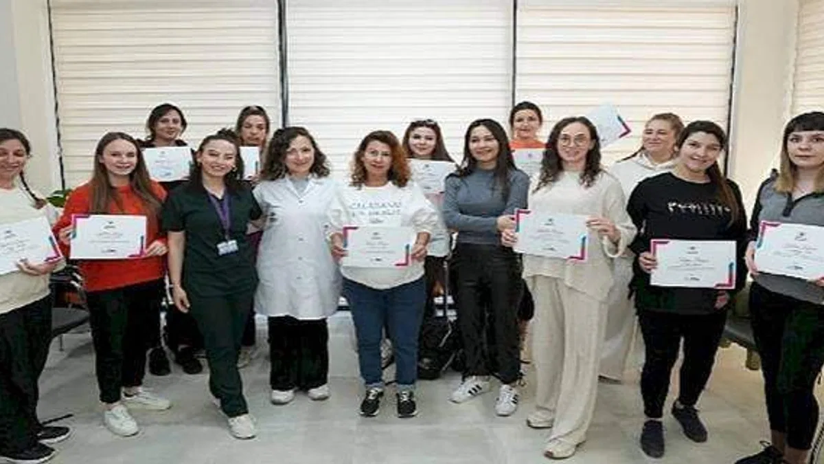 Anne adayları, Gebe Okulu'nda doğuma hazırlanıyor