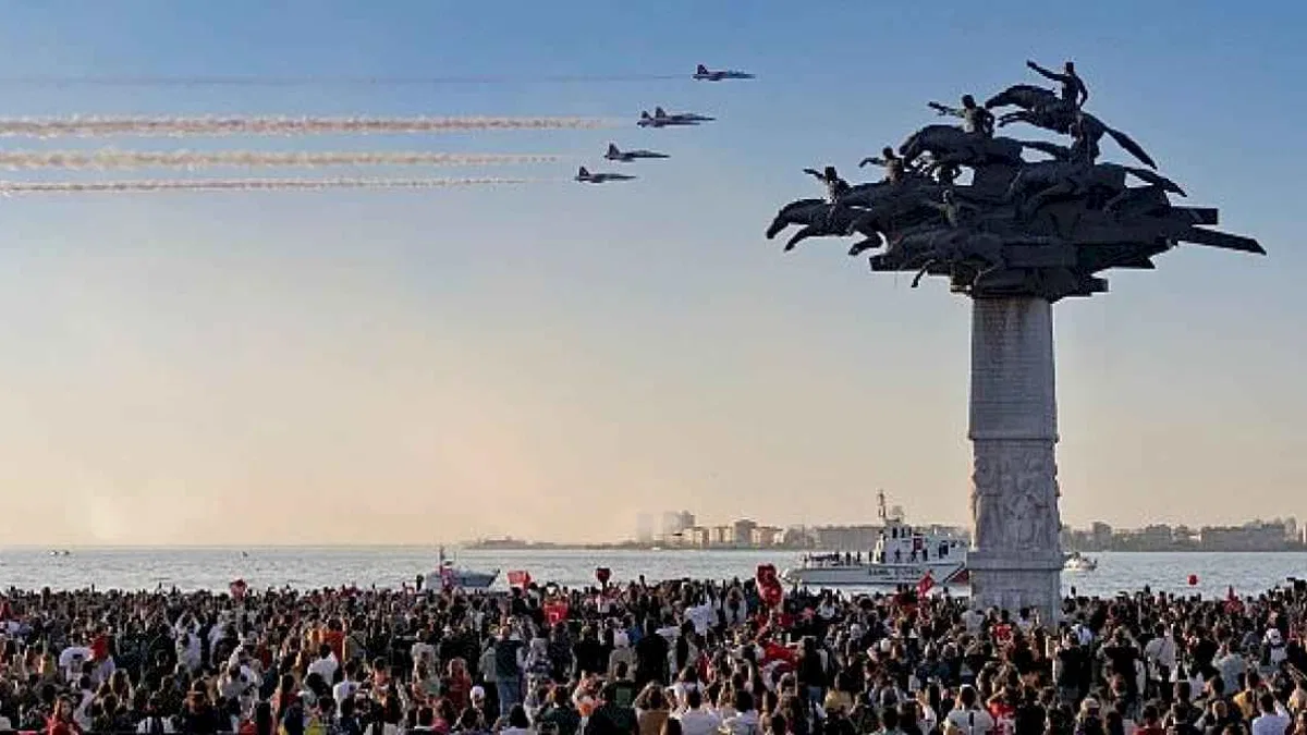 Türk Yıldızları gökyüzünü kırmızı beyaza boyadı