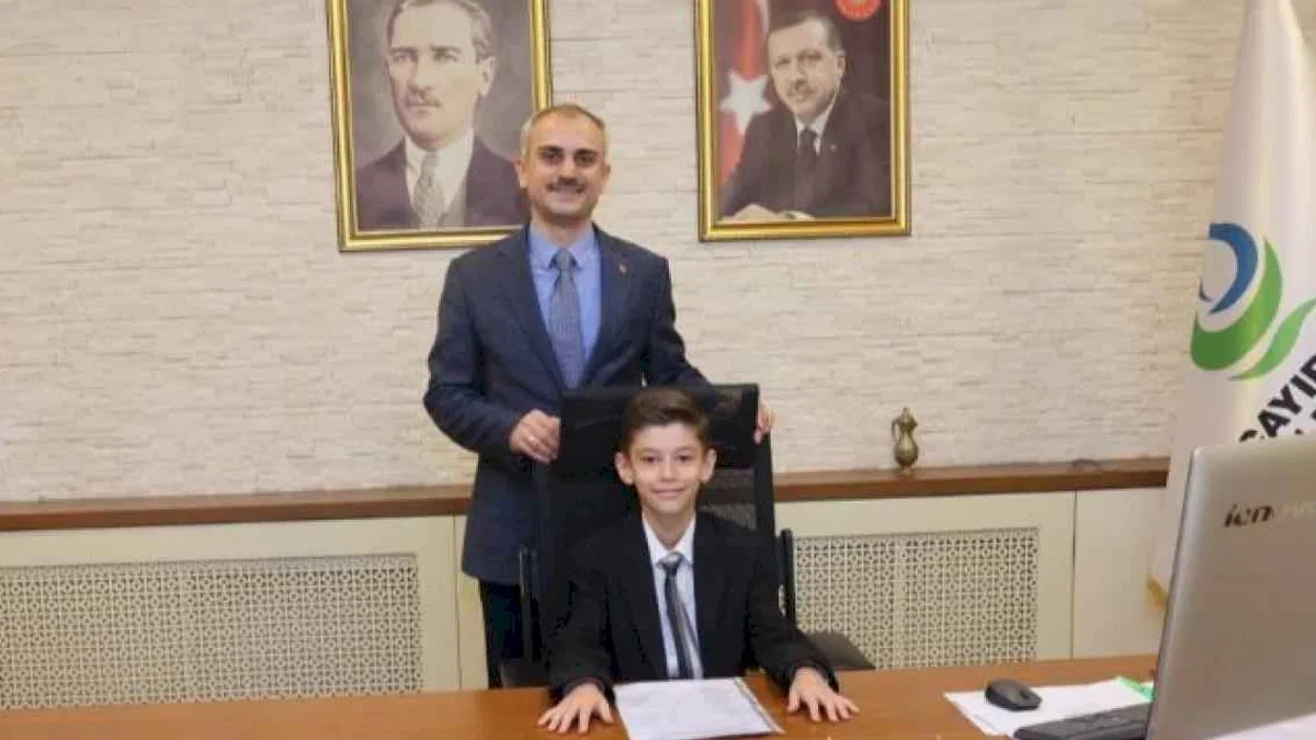 Çiftçi, koltuğunu minik başkana devretti