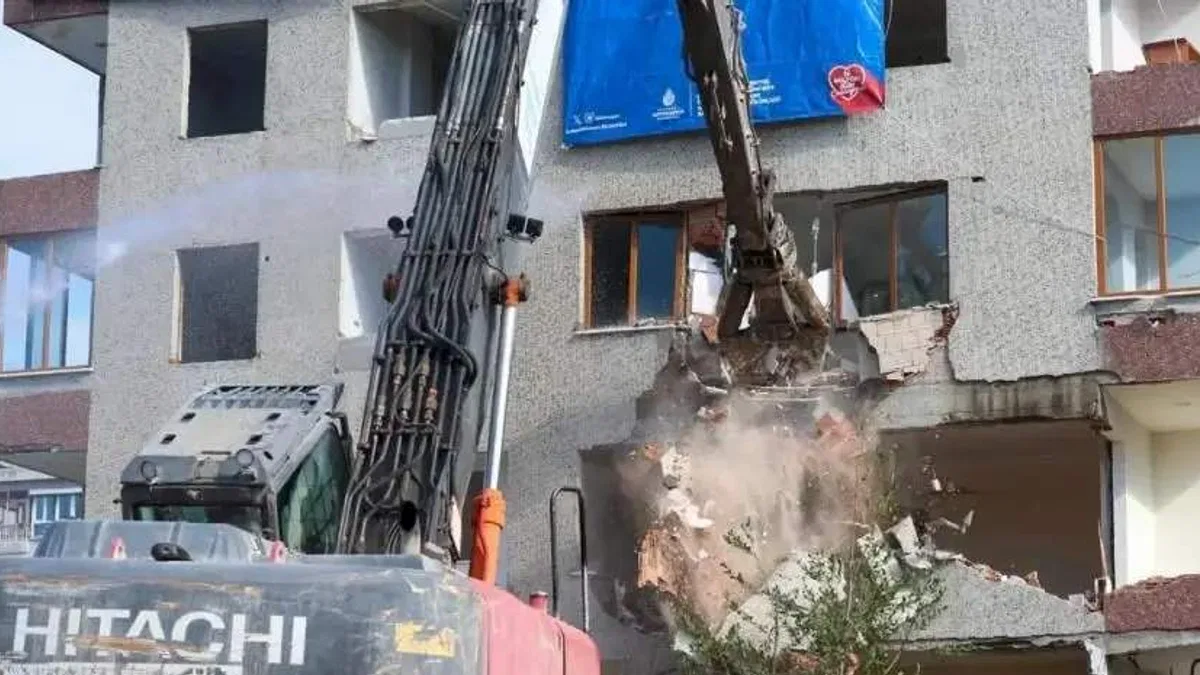 Bakırköy’de 46 yıllık riskli bina yıkıldı