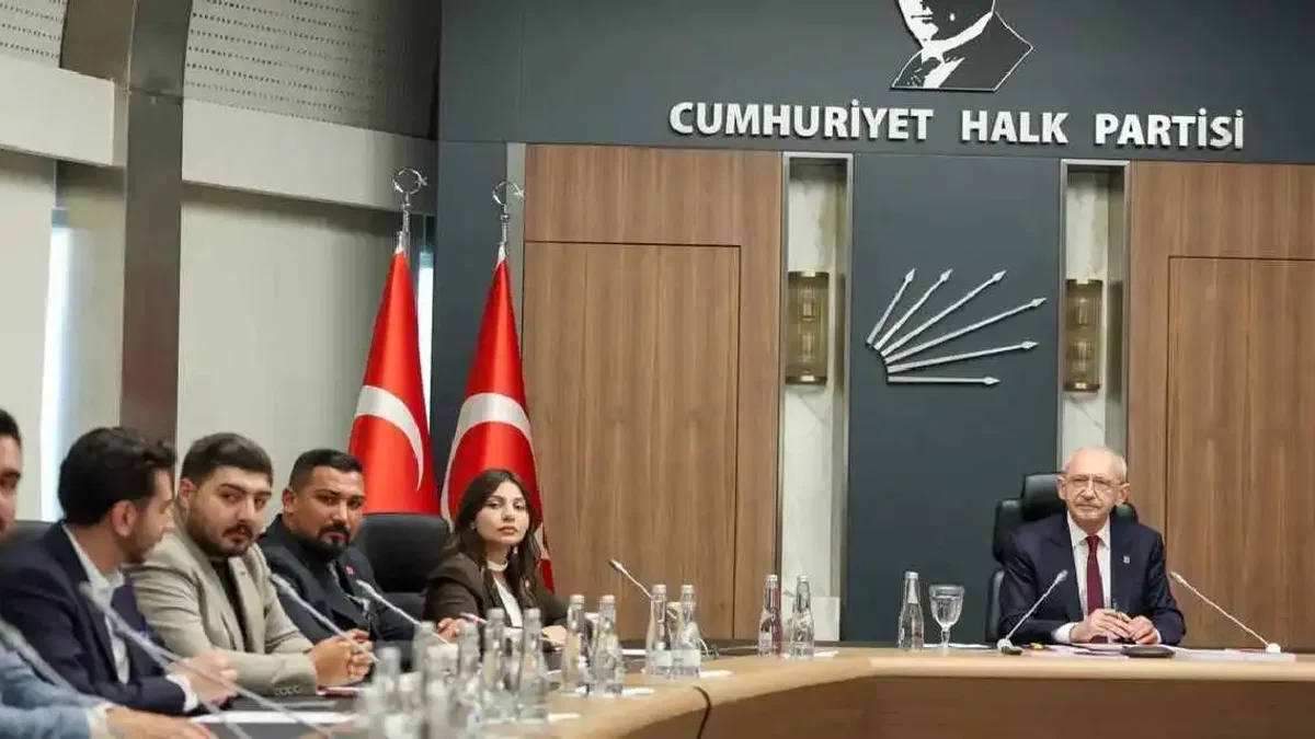 Kılıçdaroğlu, CHP Gençlik Kolları yönetimiyle buluştu