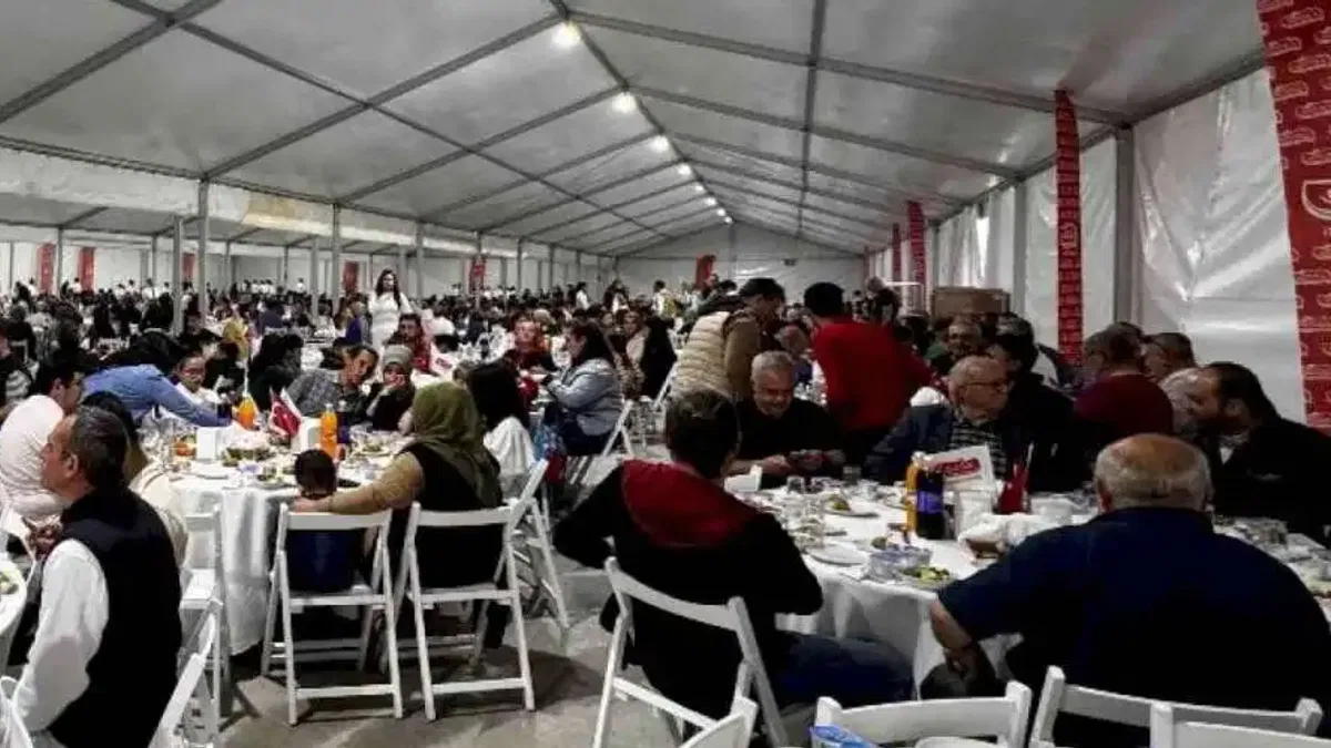 Lezita ailesi geleneksel iftar yemeklerinde buluştu