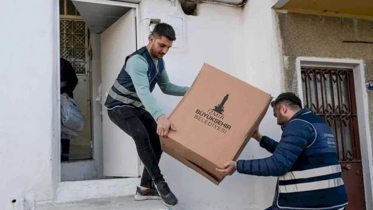 İzmir Büyükşehir'in kış destek paketleri ulaştırılıyor