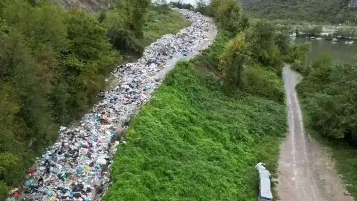 Bartın'da yola dökülen çöplere Bakanlık incelemesi!