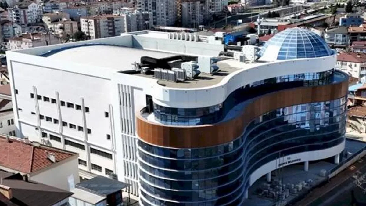 Kocaeli'de Derince Belediyesi yeni hizmet binası tamamlanıyor