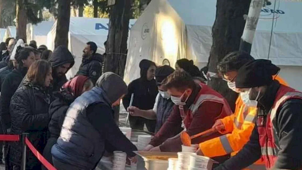 10 günde 100 bin kişilik yemek dağıtıldı