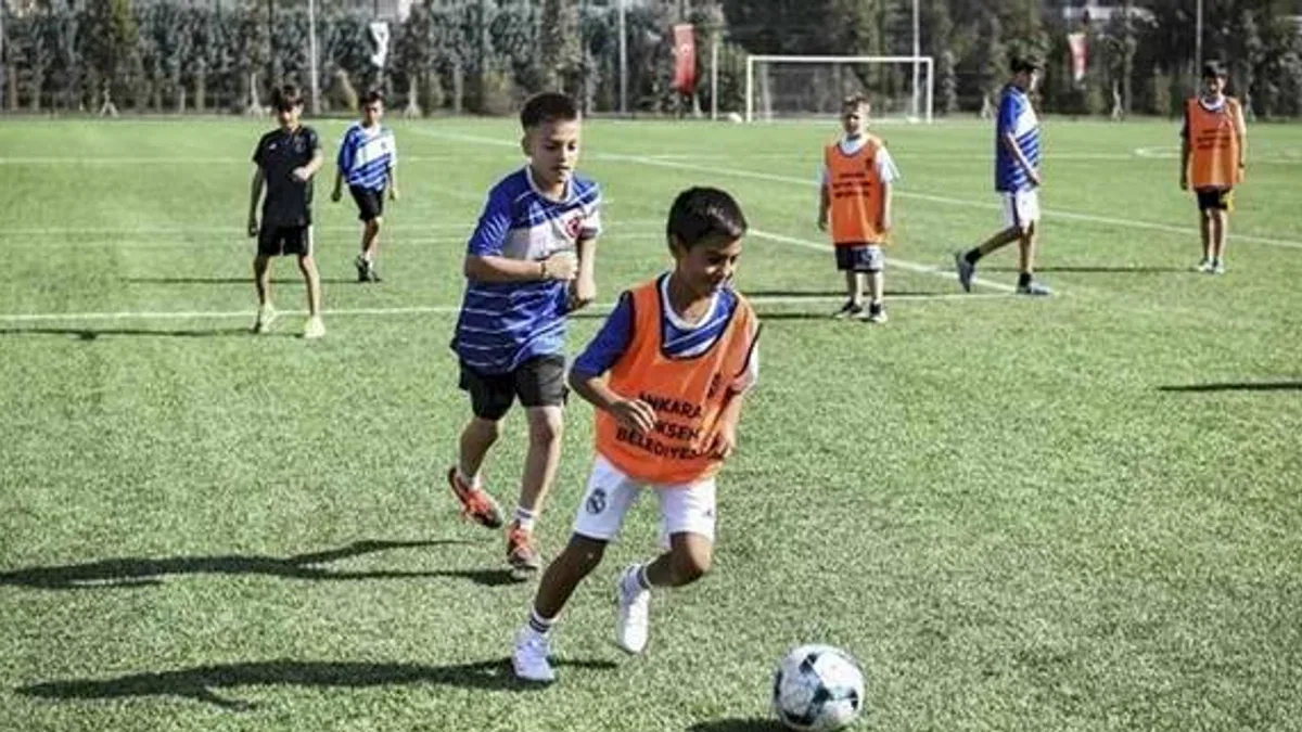 Başkentli minikler yaz tatilinde futbolla buluştu