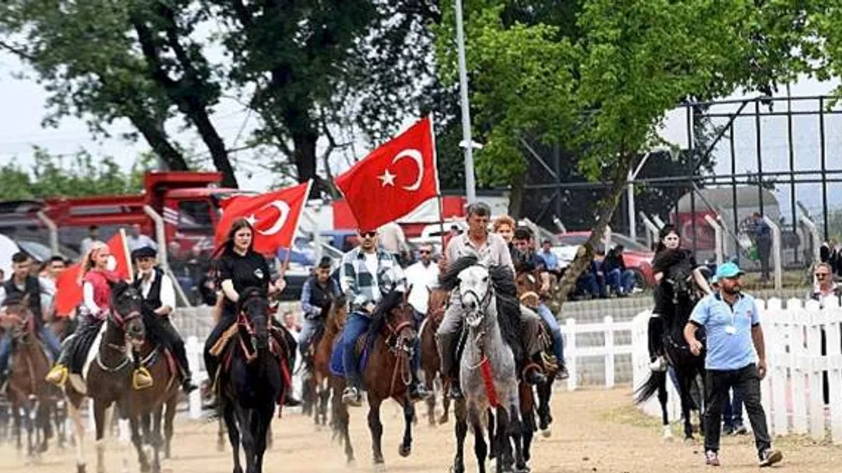 Başkan Aydın, at üstünde halkı selamladı