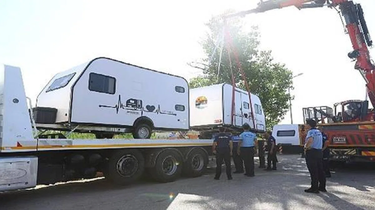 Antalya Konyaaltı Sahili'nde Karavanlar tahliye ediliyor