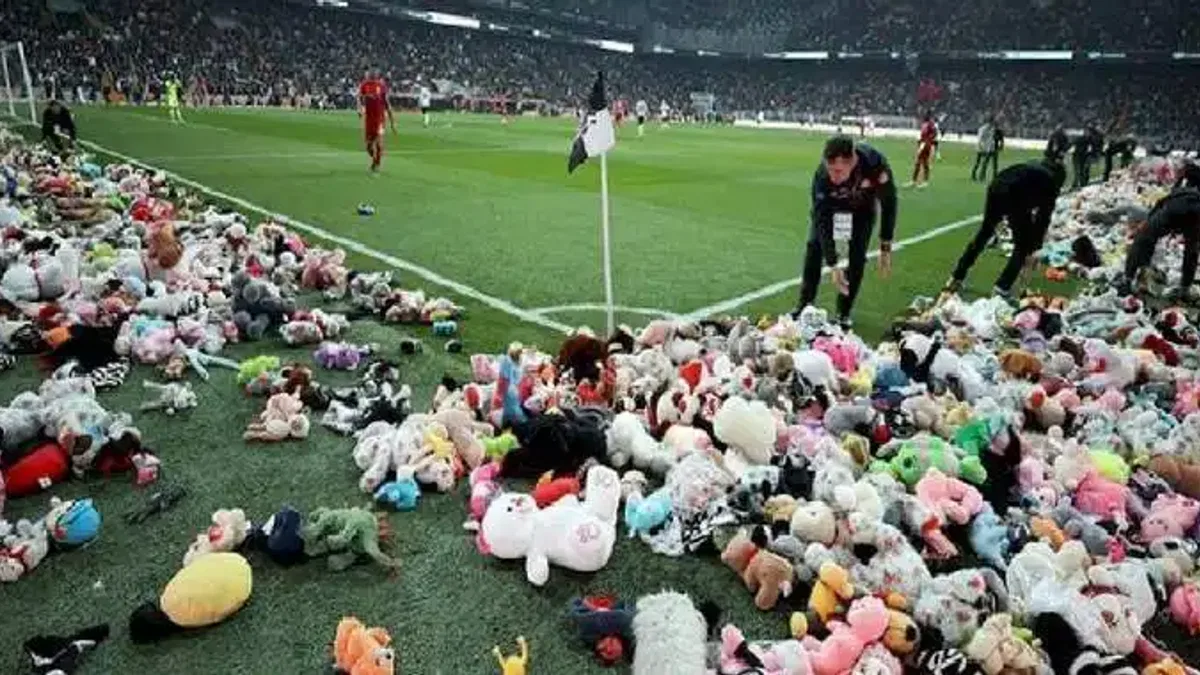 Beşiktaş tribünlerinden atılan oyuncaklar depremzede çocuklar için İskenderun'a ulaştı