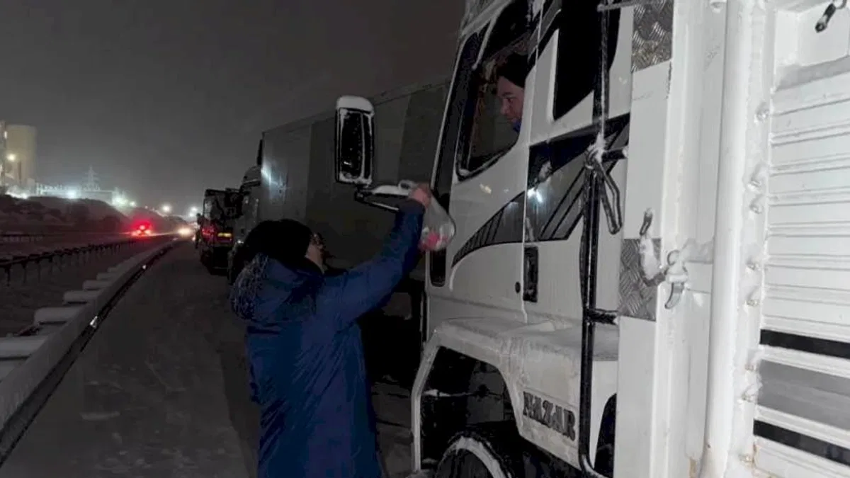Şahbaz Derneği kar yağışında yolda kalan vatandaşların yanında