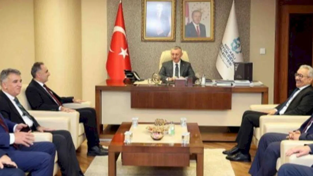 Tahir Büyükakın'dan öğretmenlere övgü