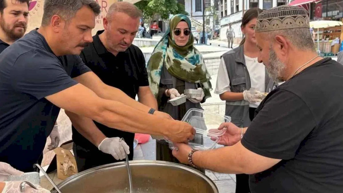 Sakarya'da binlerce kişi aşureyi tattı
