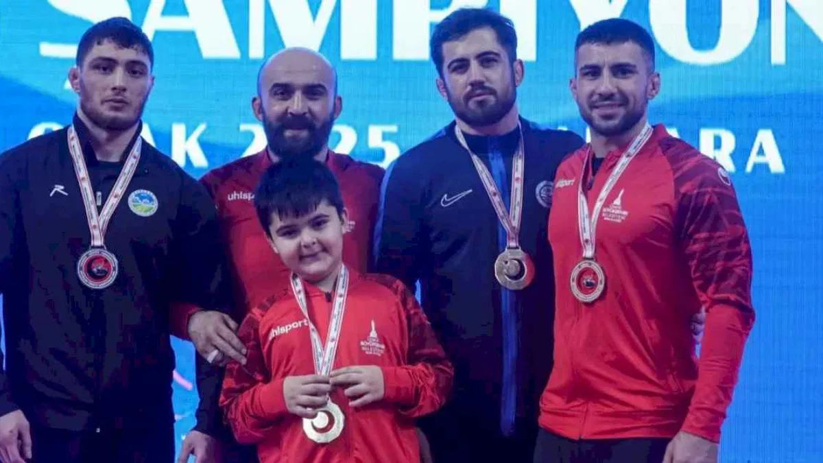 İzmirli güreşçiler Başkent'ten madalyalarla döndü