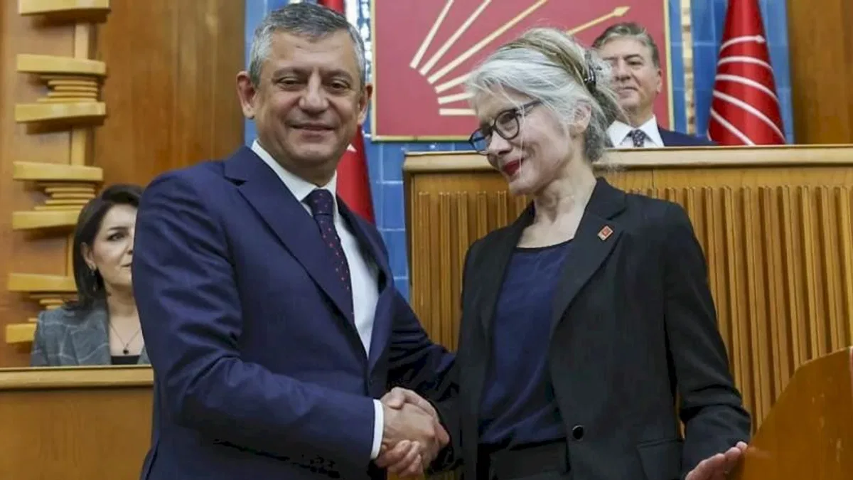Emine Ülker Tarhan yeniden CHP’de