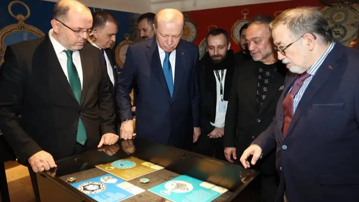 Cumhurbaşkanı Erdoğan, nadir cep saatlerini inceledi