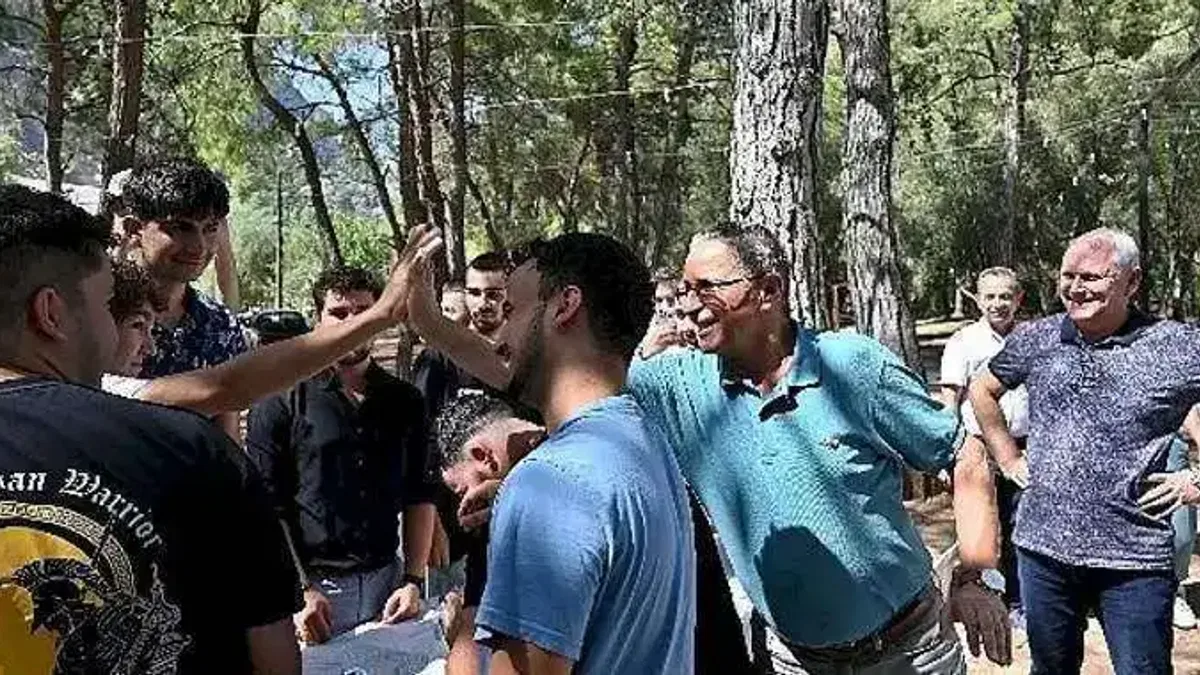 Başkan Topaloğlu'ndan öğrencilere mangal partisi