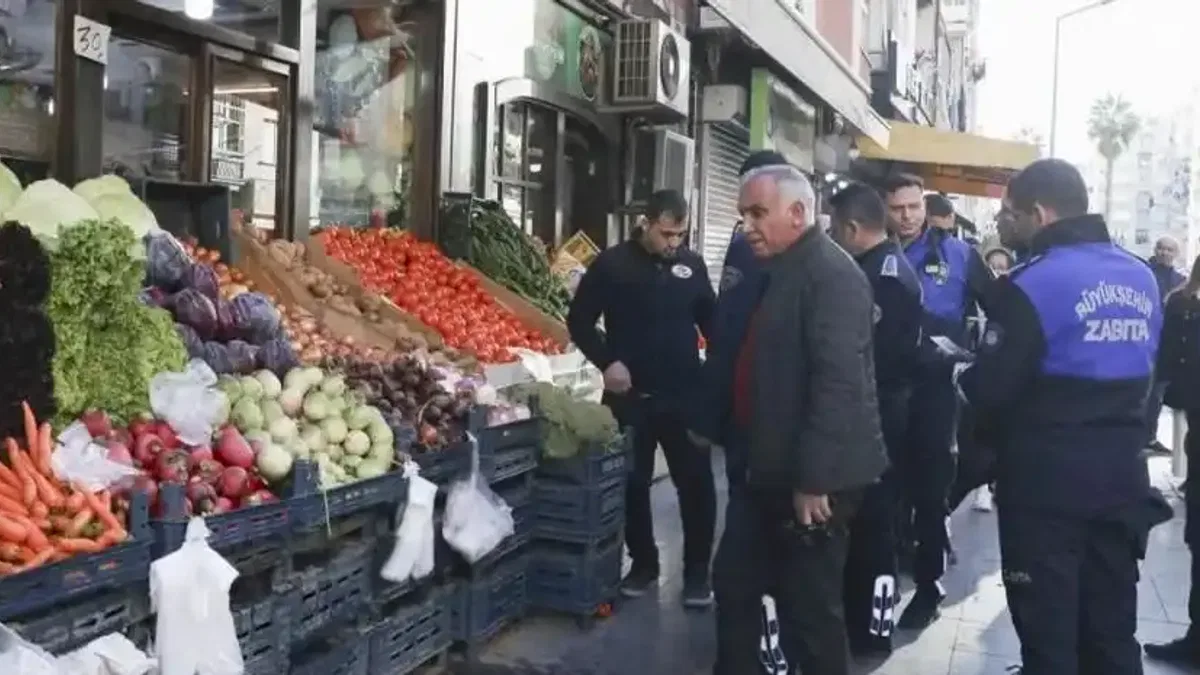 Zabıta kaldırım işgalini affetmedi