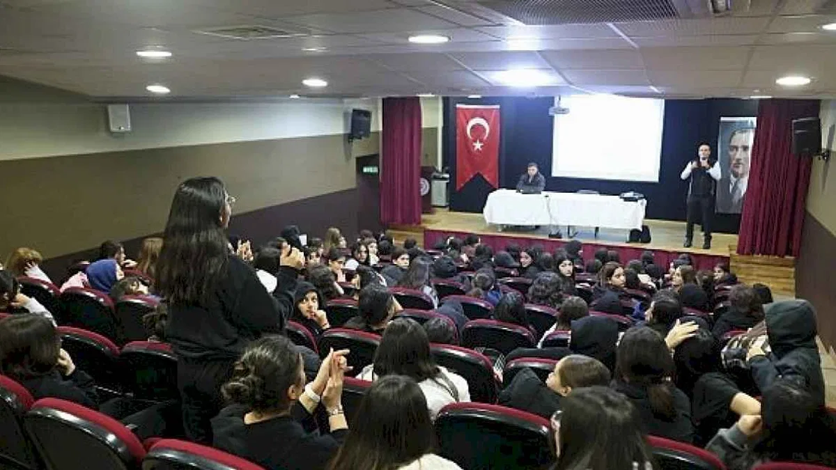 Bakırköy Belediyesi Gençleri Afetlere Karşı Bilinçlendiriyor