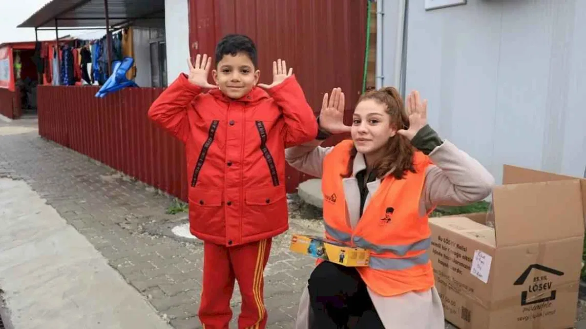 Kanseri yenen gençler depremi unutmadı
