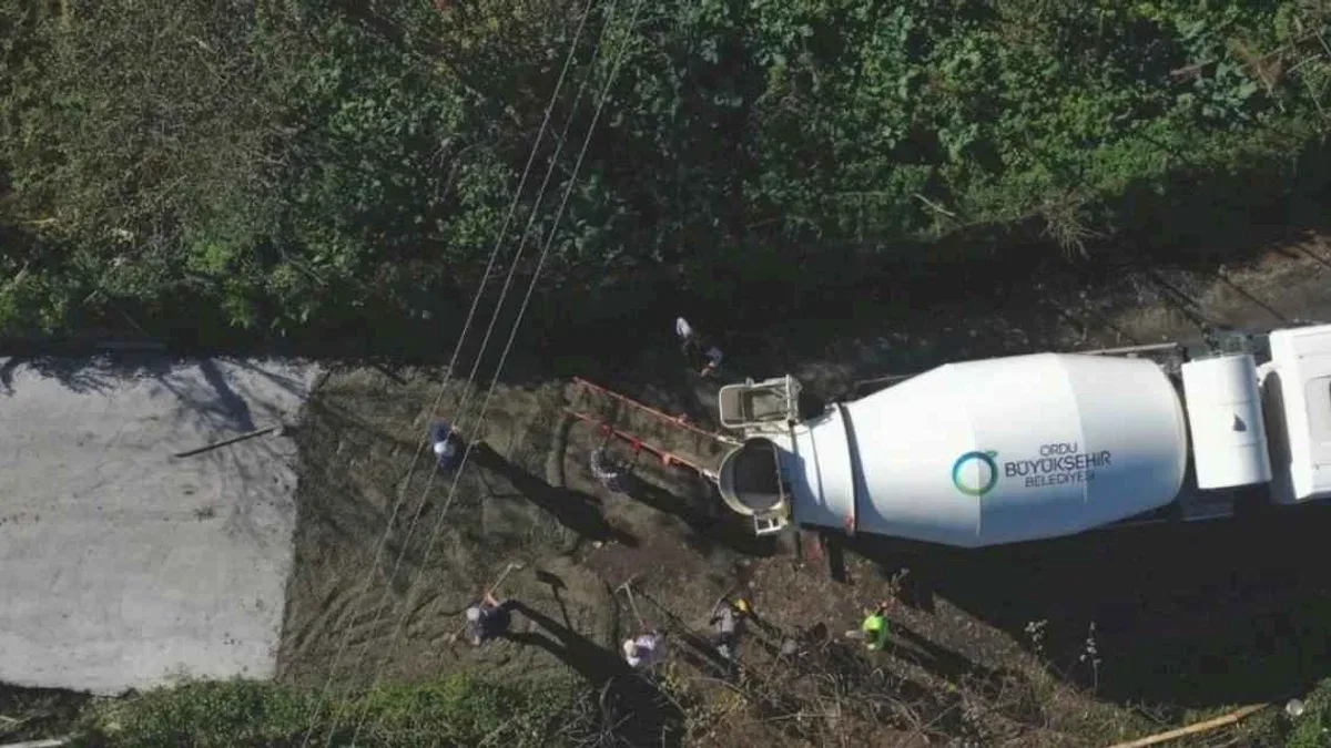 Ordu Ünye’de Yavi–İnkur bağlantı yoluna beton çalışması