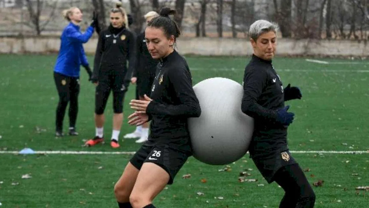 Kadın futbolculardan taraftara çağrı