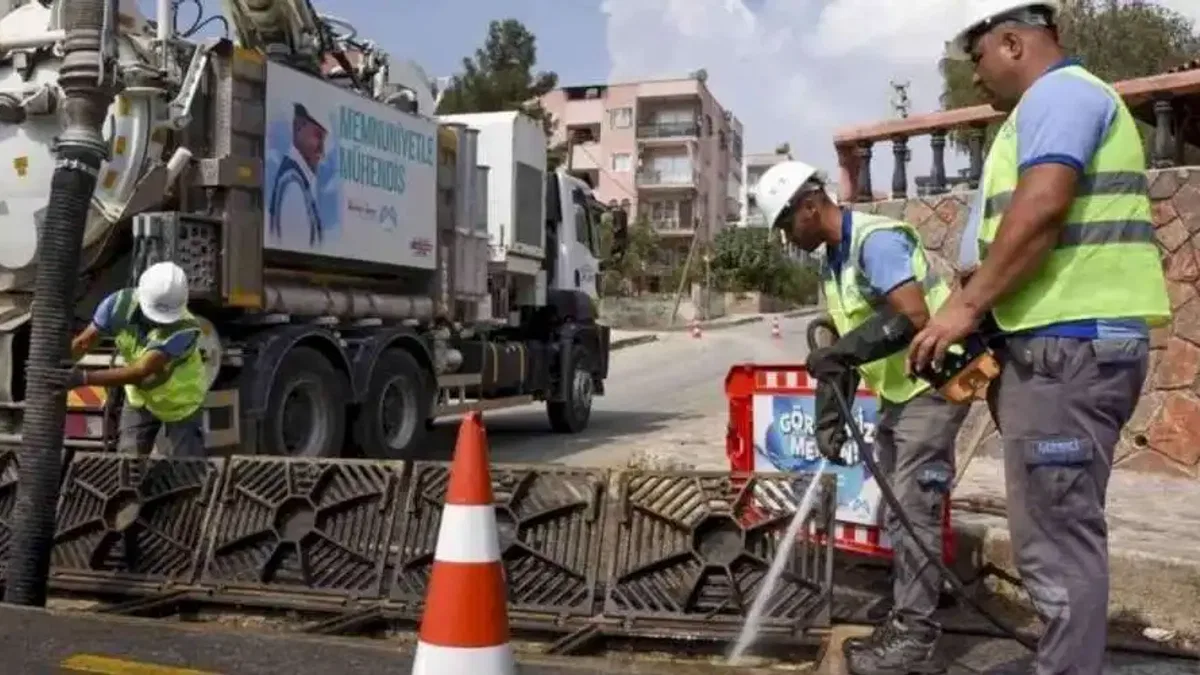 Mersin'de taşkınlara karşı 7/24 temizlik mesaisi