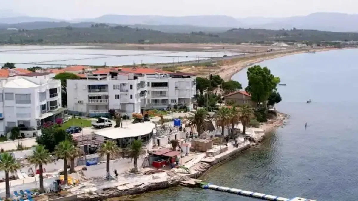 Balıkesir Ayvalık'ta 'kaçak yapıların' yıkımı sürüyor
