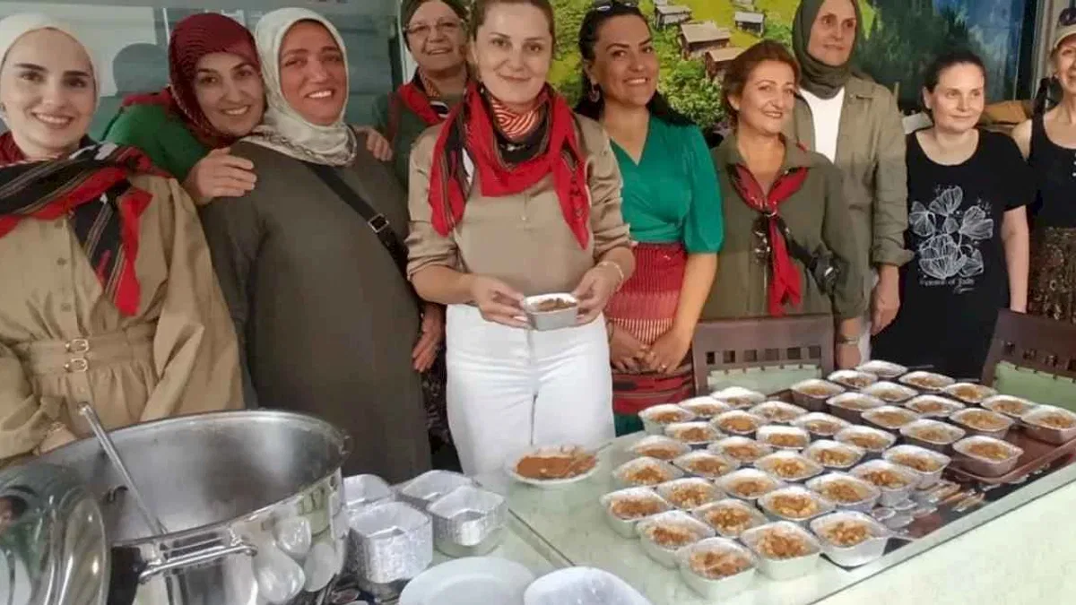 Trabzonlular Derneğinden aşure ikramı
