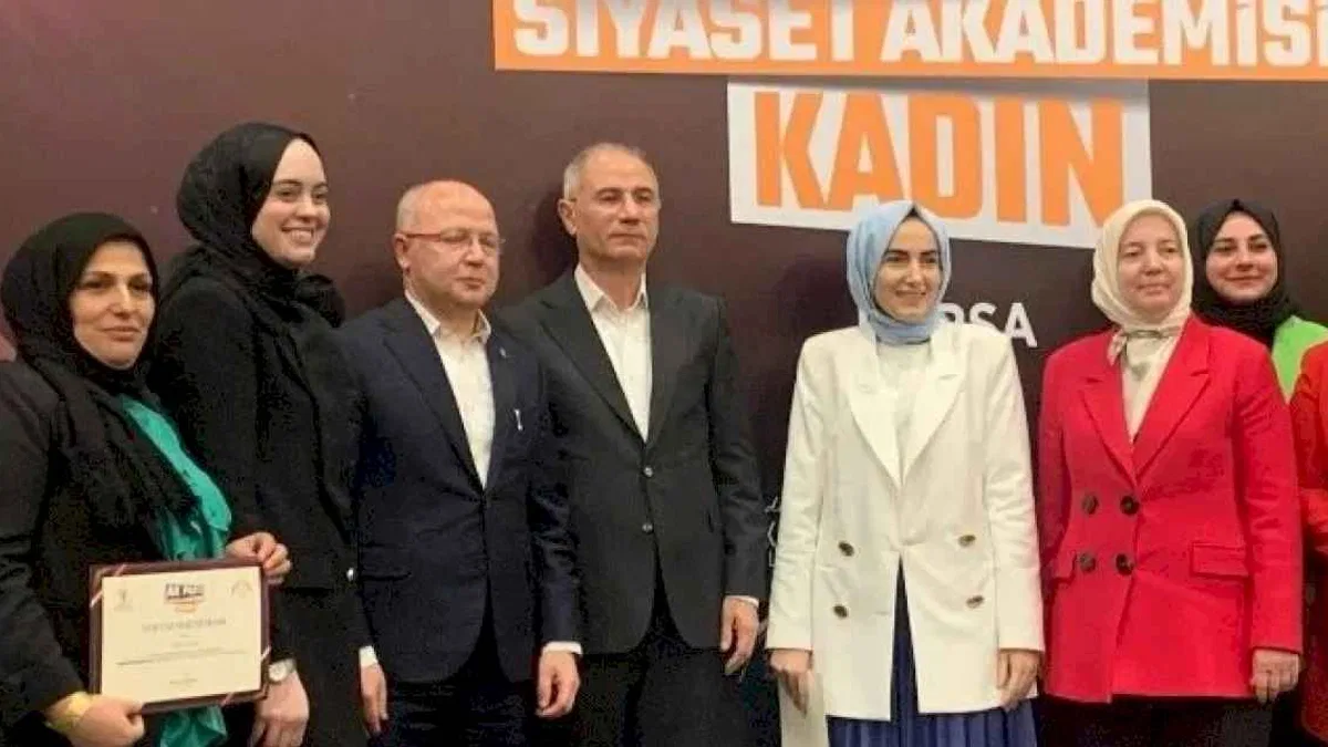 Bursa'da 20. dönem ‘Siyaset Akademisi Sertifika Töreni gerçekleşti