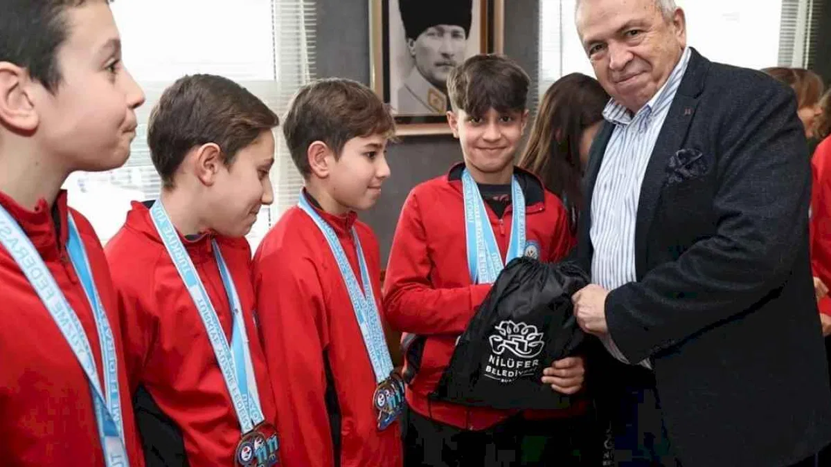 Bursa'da Başkan Özdemir başarılı sporcuları ağırladı
