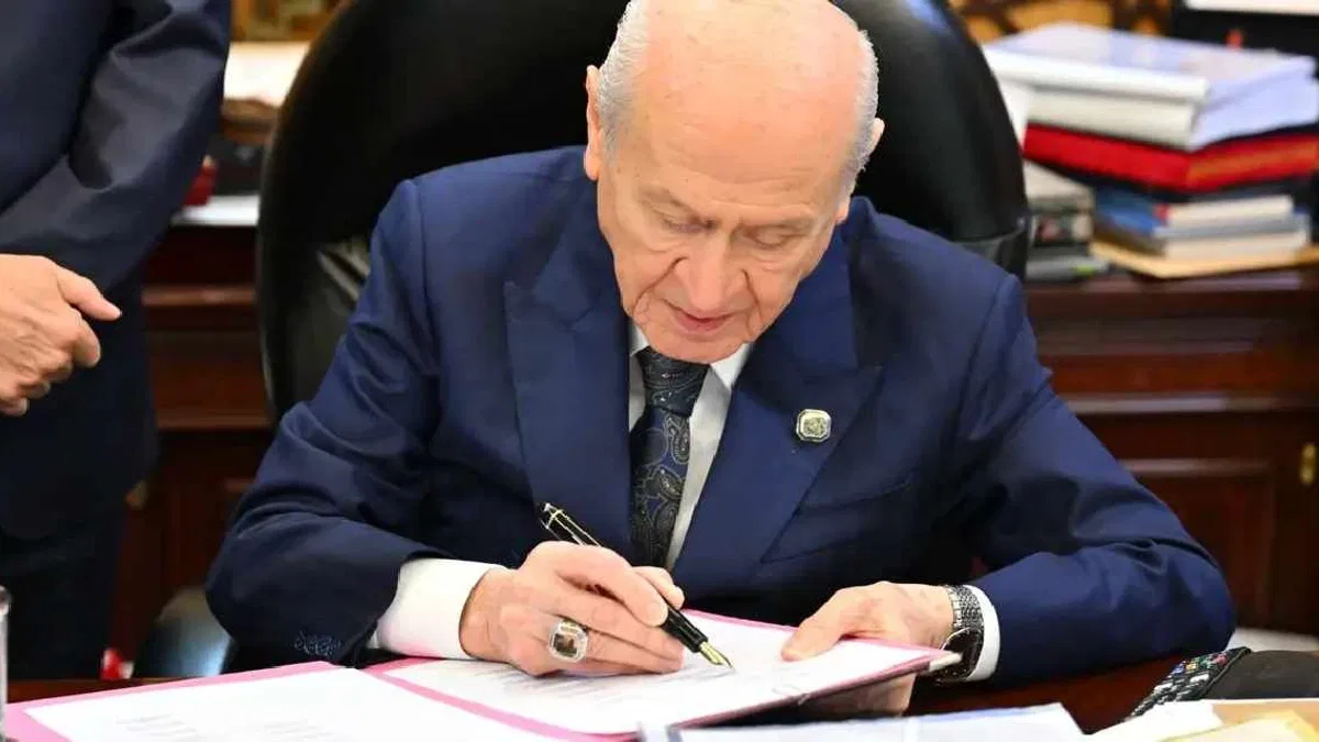 Bahçeli 'Terörsüz Türkiye' için hazırlanan çerçeve yasaya imza attı