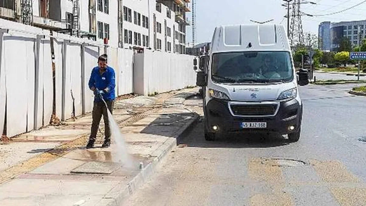 İzmir'de her gün 850 işçi 2 bin kilometrelik güzergahı temizliyor