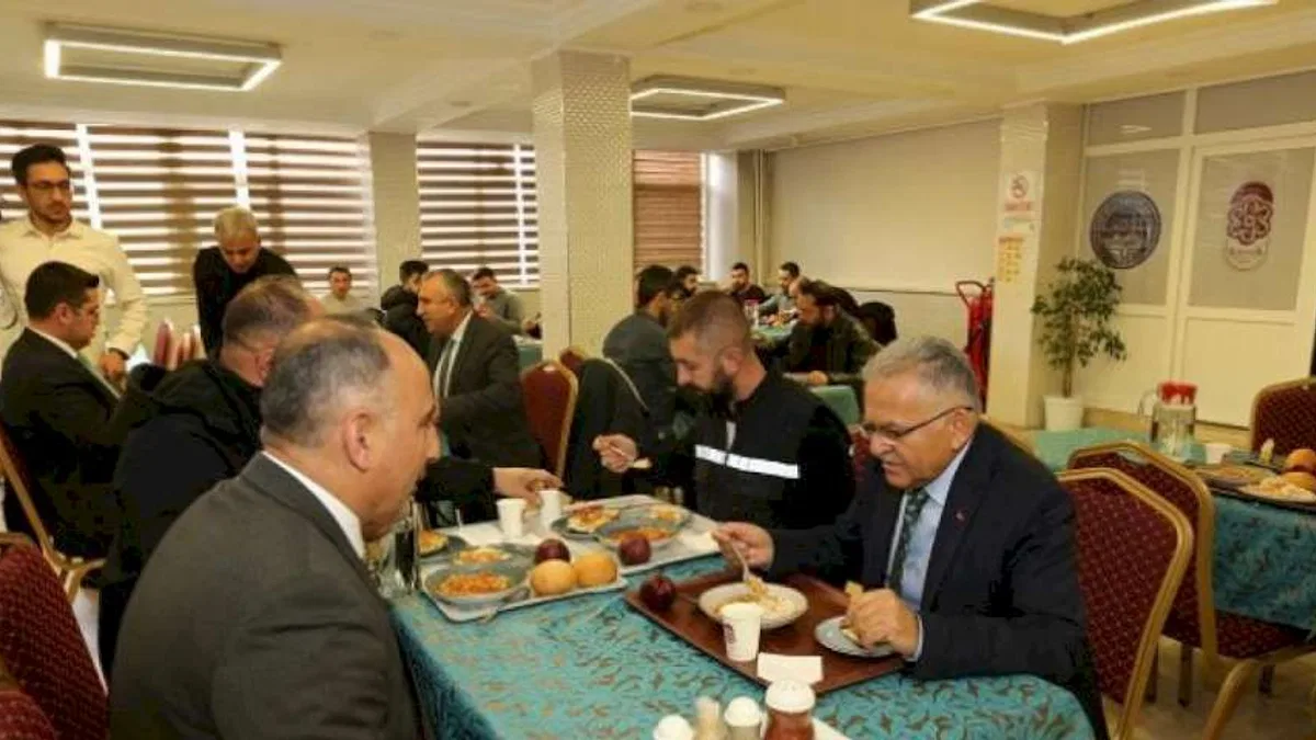 Memduh Büyükkılıç ekip arkadaşlarıyla öğle yemeği yedi