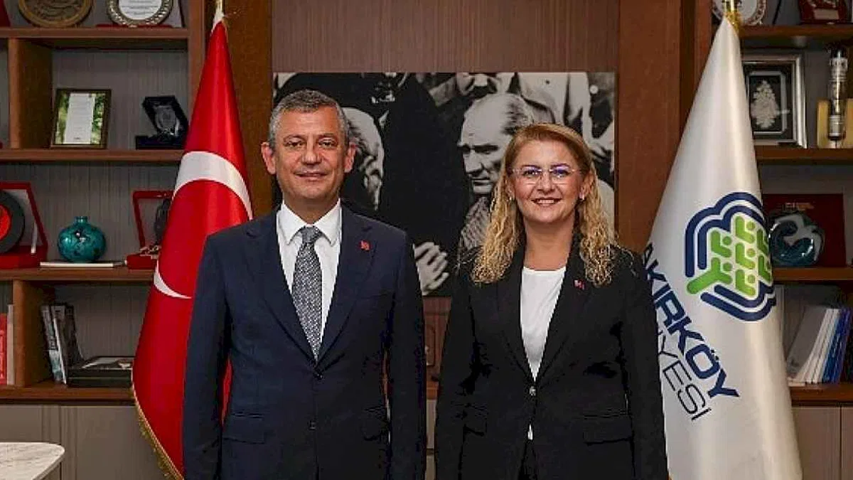 Özgür Özel'den Başkan Ovalıoğlu'na Hizmet Övgüsü
