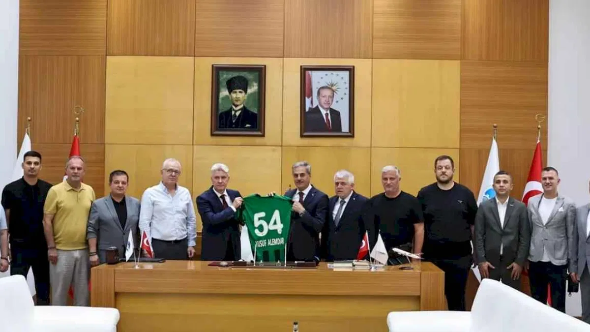 Sakaryaspor yönetimi Başkan Alemdar’ı ziyaret etti