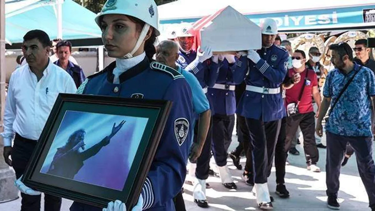 Sanatçı İlhan İrem son yolculuğuna uğurlandı