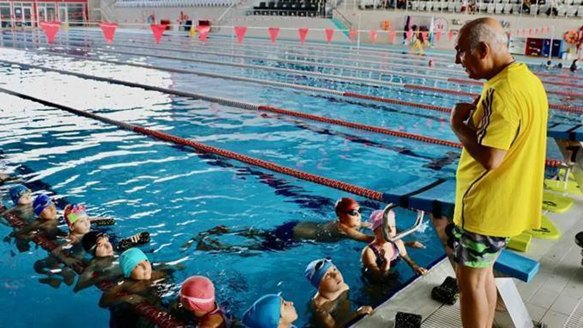 Eskişehir'in olimpik havuzunda günde 2 bin 500 kişi yüzme eğitimi alıyor