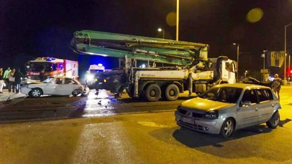 Ankara'da kamyonun çarptığı otomobillerdeki 5 kişi yaralandı