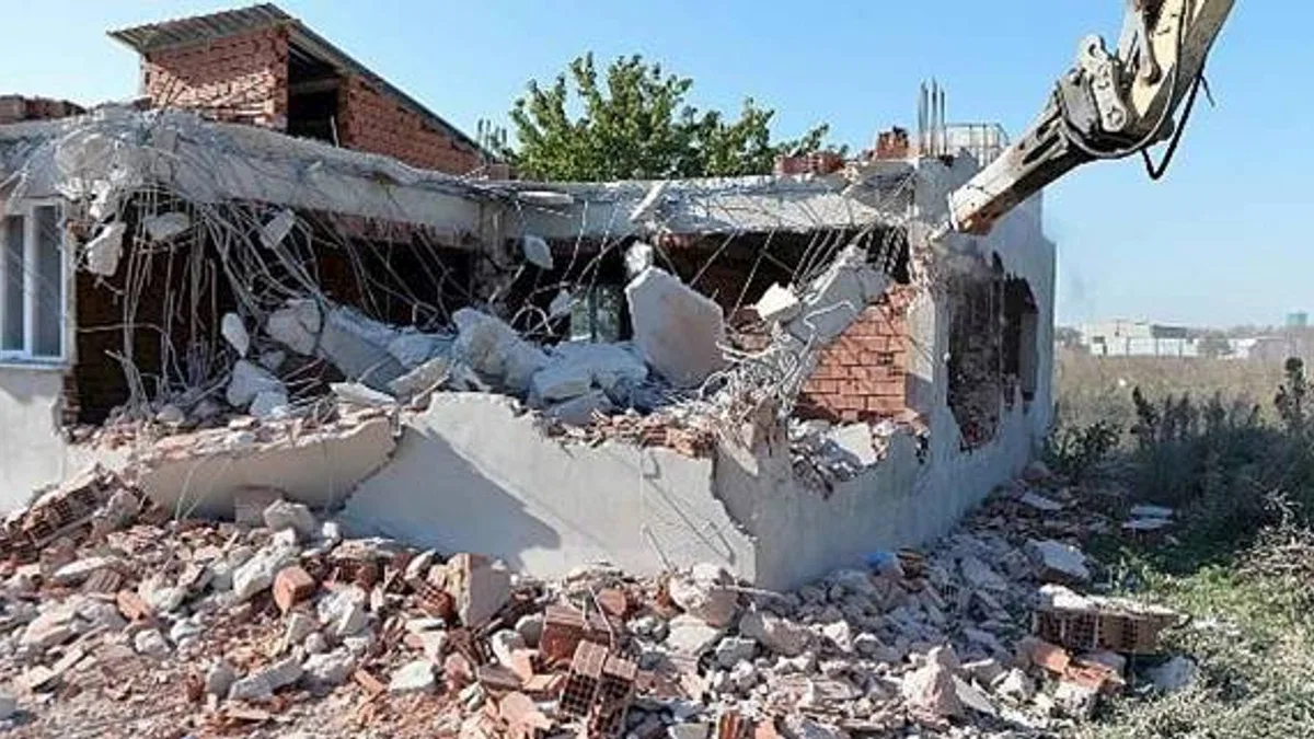 Doğanevler'de kaçak 3 yapı yıkıldı