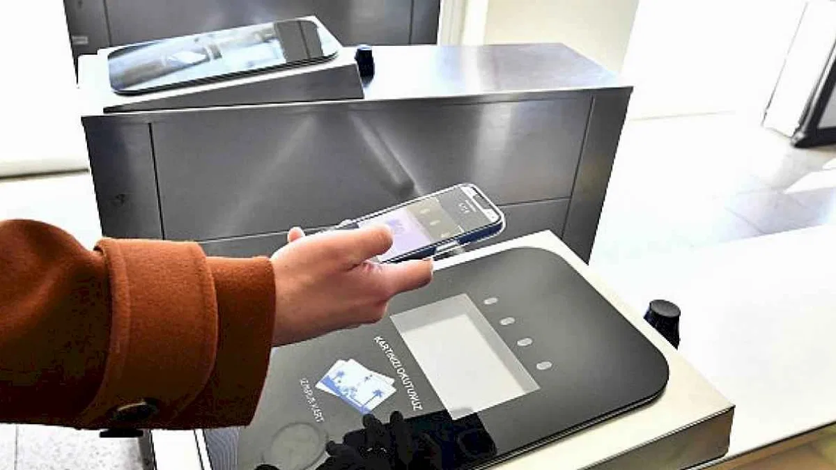 Kart taşıma, bakiye yükleme derdi yok, akıllı telefon var Toplu ulaşımda "Dijital İzmirim Kart" rahatlığı