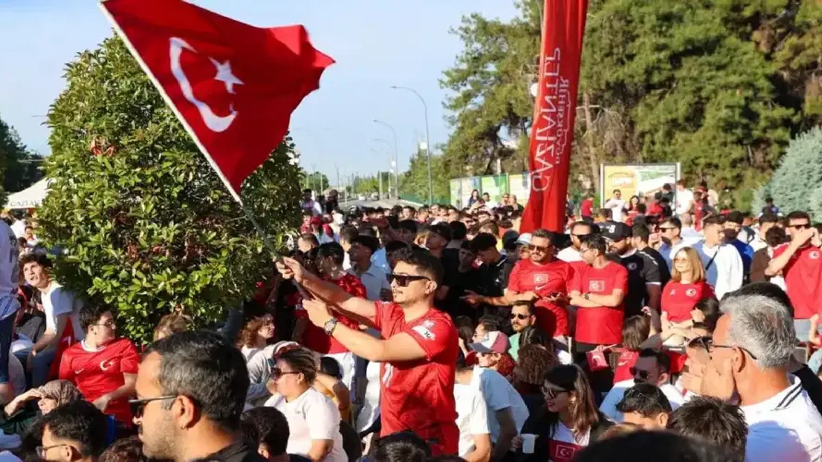 Gaziantep'te milli heyecan Üniversite Meydanı’nda yaşandı