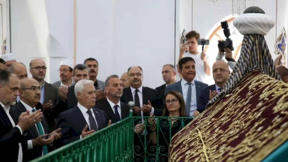 Bursa'da 6 asırlık türbenin ‘puşide örtüsü’ yenilendi