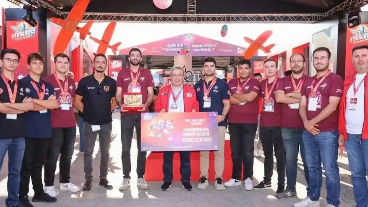 Dokuz Eylüllü öğrenciler başarılarıyla göğüsleri kabarttı