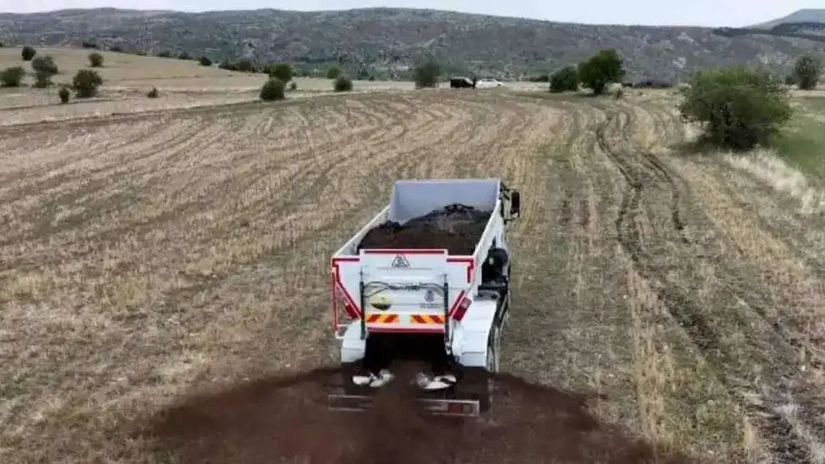 Konya'da kamyon üstü gübre dağıtımı